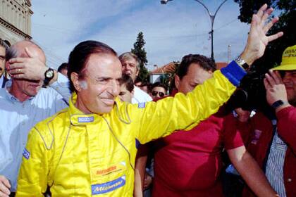 Menem saluda a la gente momentos antes de subir al auto para el rally premio Carlos Menem Jrs. que se corrio en La Rioja. 17 de mayo de 1996