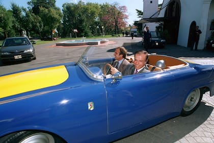 Carlos Menem durante la prueba del "auto justicialista" junto a Carlos Reutemann, el 22 de abril de 1997