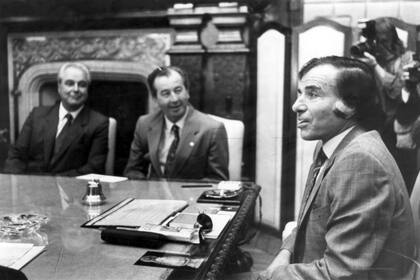 Carlos Menem durante una reunión con Julio Grondona en la Casa Rosada el 14 de mayo de 1990