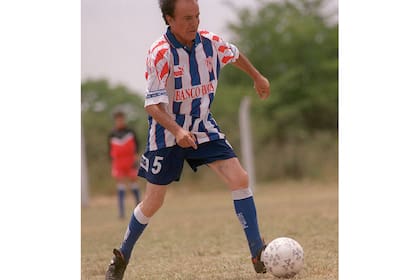 Carlos Menem durante un partido con gendarmes y seminarista en la ciudad de Merdcedes el 30 de noviembre de 1999
