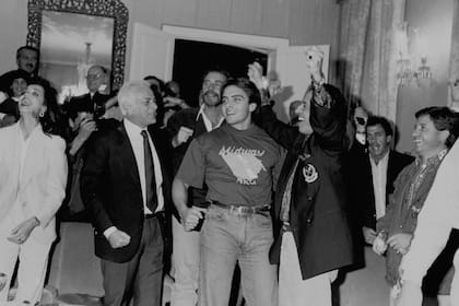 Carlos Menem festeja por el triunfo de Argentina en el repechaje con Australia en 1993, junto a su hijo Carlitos y Gerardo Sofovich