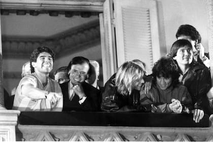 Carlos Menem junto a la selección Argentina al regreso del mundial de Italia 90