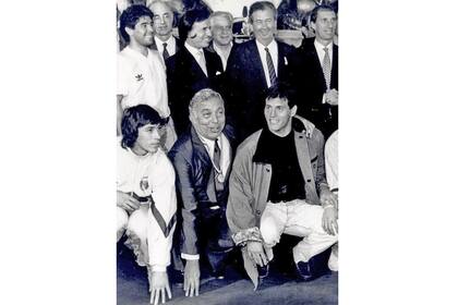 Luego de obtener el subcampeonato mundial de fútbol en Italia, Carlos Menem recibión en la Casa Rosada a la selección Argentina. 09 de Julio de 1990