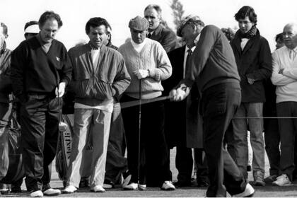 Carlos Menem durante un partido de golf con Roberto Vicenzo en el año 1993
