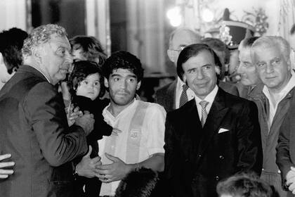 Carlos Menem Maradona al regreso del mundial de Italia 90 en la Casa Rosada el 9 de julio de 1990