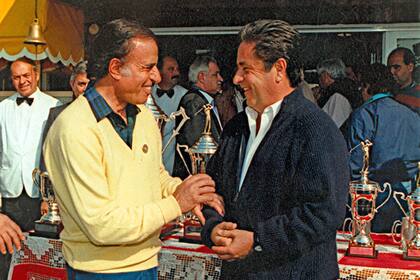 Carlos Menem al entonces gobernador de la provincia de Buenos Aires, Eduardo Duhalde, urante la entrega de premios, en la Sede del Golf Club de Lomas de Zamora, cerca del Barrio La Unión de Ezeiza. 21 de agosto de 1995