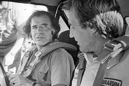 Carlos Menem con Carlos Reuteman probando un auto de rally, diciembre de 1989