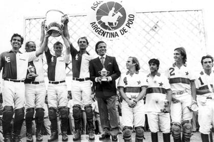 Carlos Menem posa para una fotografía con polistas en el Campo Argentino de Polo el 1 de diciembre de 1990