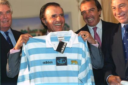 Carlos Menem recibe una camiseta de Los Pumas el 1 de abril de 1997