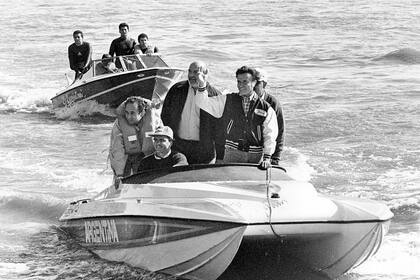 Carlos Menem junto a Daniel Scioli navegando en Corrientes