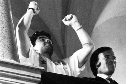 Carlos Menem Maradona al regreso del mundial de Italia 90 en la Casa Rosada el 9 de julio de 1990