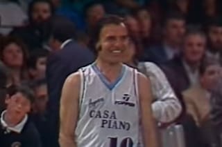 Carlos Menem se dio el gusto de jugar el básquet en el Luna Park