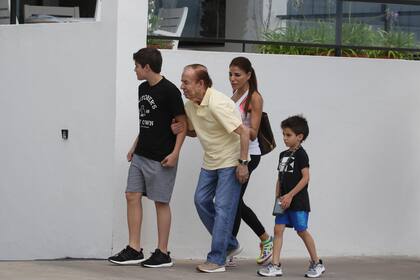 Carlos Menem con su hija Zulemita y sus nietos en Punta del Este
