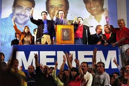 Carlos Menem durante el acto de cierre de la campaña presidencial en La Rioja, el 23 de abril de 2003; lo acompañan el entonces gobernador, Ángel Maza, y Ricardo Quintela, que ocupa hoy el cargo