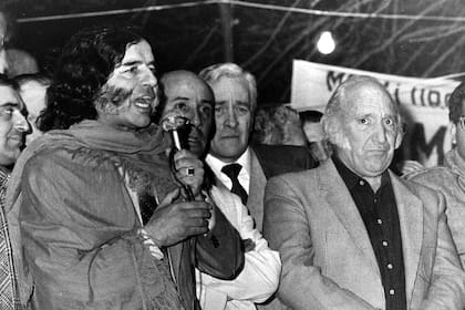 Carlos Menem en un acto de la campaña de 1983, con Carlos Spadone y el sindicalista Lorenzo Miguel