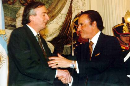 Carlos Menem, entonces presidente, junto a Néstor Kirchner, en 1998