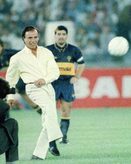 Carlos Menem hace el saque inicial en el partido amistoso disputado en Seúl entre el Boca Juniors y la selección nacional de Corea del Sur, el 30 de septiembre de 1995