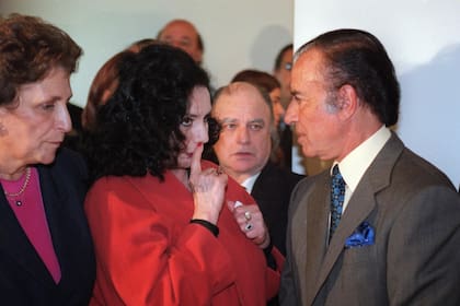 Carlos Menem junto a Isabel Sarli durante el acto de entraga de los cines móviles en septiembre de 1998