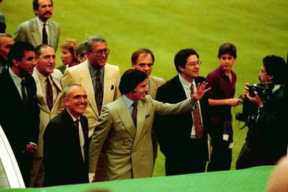 Carlos Menem, presidente argentino, y Carlos Ruckauf, embajador en Roma, durante el reconocimiento del terreno en el estadio Olímpico antes de la final entre la Argentina y Alemania
