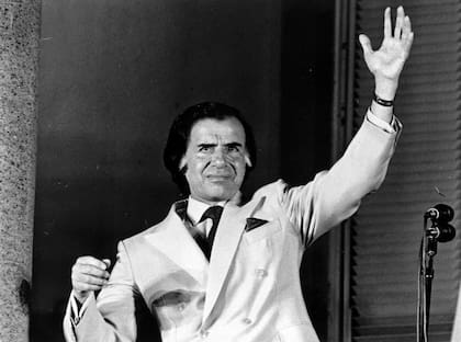 Carlos Menem saluda desde el balcón de la Casa Rosada