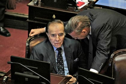 Miguel Pichetto entabla una charla con Menem en el Senado