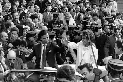 Carlos Menem y su esposa Zulema Yoma de Menem. Asunción presidencial el 8 de julio de 1989.