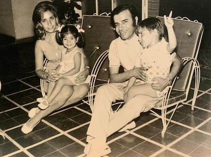 Carlos Menem y Zulema Yoma junto a sus hijos Carlos Junior y Zulemita, en La Rioja