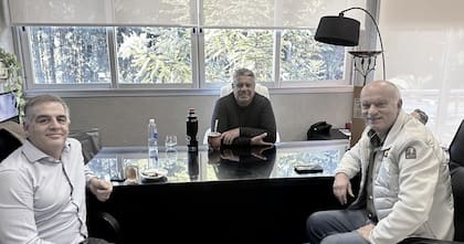 Carlos Montaña y Néstor Grindetti, vicepresidente y presidente de Independiente, respectivamente, en una visita de hace unos meses a la AFA, donde los recibió Chiqui Tapia