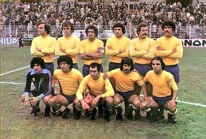 Carlos Morete, en Las Palmas, abajo, en el medio; arriba, cuarto desde la izquierda, Miguel Brindisi, un compañero al que siempre admiró