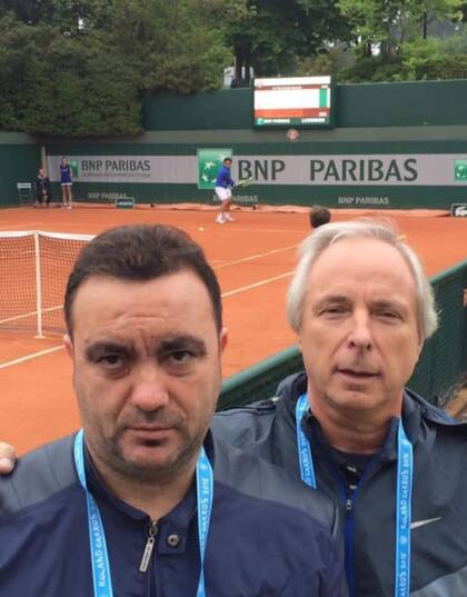 Carlos Olivieri (el de la derecha de la foto), en Roland Garros 2016, acompañando a su hijo Genaro jugar en juniors (se lo ve detrás, vestido de azul y blanco)