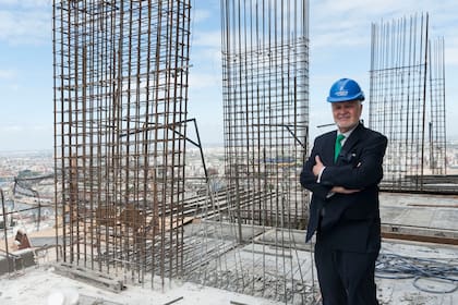 Carlos Ott posa en Madero Harbour, el proyecto que GNV Group construye en Puerto Madero.