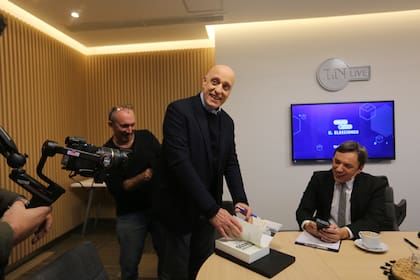 Carlos Pagni firma ejemplares de su libro "El Nudo" antes de comenzar el diálogo en vivo y exclusivo para suscriptores sobre las Elecciones 2023