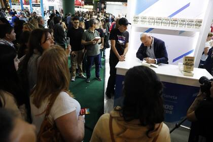 Carlos Pagni firmó decenas de ejemplares de "El nudo" en la Feria del Libro