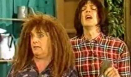 Carlos Parrilla, detrás, escoltando a Gasalla: fue el preceptor Ortivelli, el más mala onda de todo el colegio