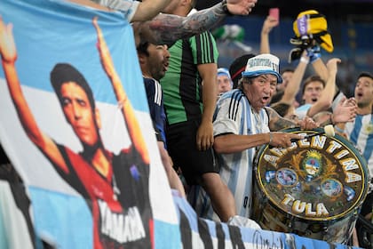 Carlos Pascual, también conocido como "el Tula", toca el tambor antes del inicio del partido de fútbol del Grupo C de la Copa Mundial Qatar 2022 entre Polonia y Argentina en el Estadio 974 en Doha el 30 de noviembre de 2022