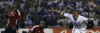 Carlos Pavón celebra su tanto ante Trinidad y Tobago