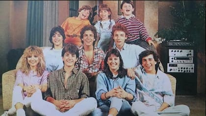 Carlos Pedevilla (arriba a la derecha) junto al elenco de Clave de Sol