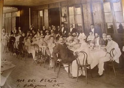 Carlos Pellegrini en un almuerzo, en 1890