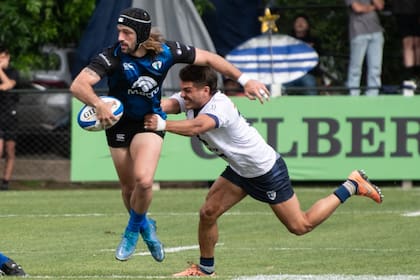 Carlos Pirán prepara el pase en la inminencia de un tackle; el centro de SIC y sus compañeros acopiaron otra copa en un año formidable para el club de Boulogne.