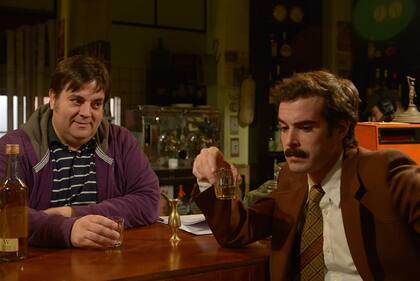Carlos Portaluppi y Nicolás Cabré, en el bar