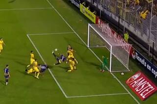 La pirueta para el festejo de Rosario Central, su salvada en la línea ante Peñarol y ¡el récord!