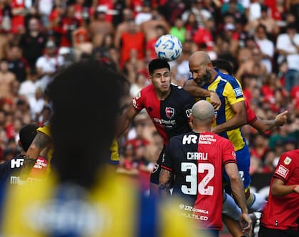Carlos Quintana ganando en las alturas y siendo clave en el clásico frente a Newell's