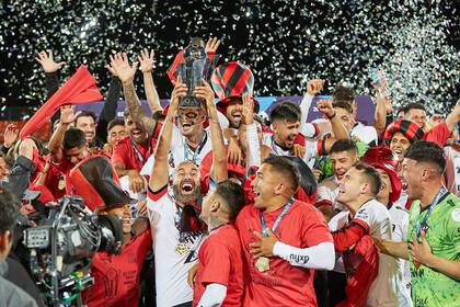 Carlos Quintana levanta el trofeo de la Copa Argentina 2022: la consagración de Patronato cambió los planes de la AFA, que creó la Supercopa Internacional para cumplir con el contrato firmado con Abu Dhabi