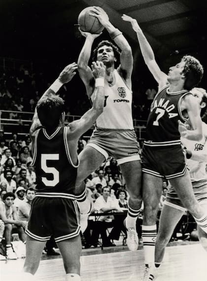 Carlos Raffaelli, goleador argentino en básquetbol, en el partido contra Canadá; la Argentina se clasificó para los Juegos Olímpicos después de 28 años, pero el sueño se terminó con el boicot a Moscú 80