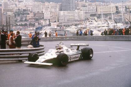 Carlos Reutemann, al mando del Williams, en el trazado callejero de Mónaco; detrás, los yates escenifican el glamour del gran premio del principado 