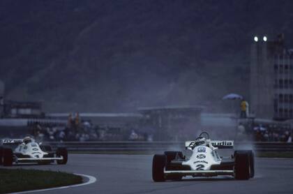 Carlos Reutemann avasalla a su compañero en Williams, Alan Jones, en el circuito de Jacarepagua, en 1981; Lole desestimó la orden del equipo y la victoria en el Gran Premio de Brasil tensó la relación entre el argentino y el australiano