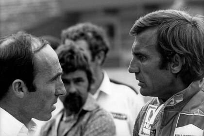 Carlos Reutemann hablando con Frank Williams en Jacarepagua, el 21 de marzo de 1982. Fue la última carrera de Lole en la Fórmula 1