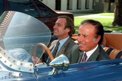 Carlos Reutemann prueba el auto "El Justicialisa" con Carlos Menem