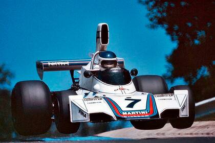 Carlos Reutemann vuela con el Brabham BT44B en Pflanzgarten, en el circuito de Nürburgring; con motores Ford Cosworth, Lole triunfó en el Gran Premio de Alemania 1975
