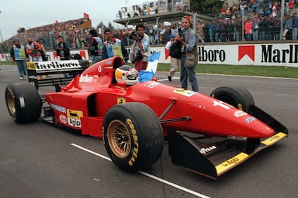 Carlos Reutemann y una vuelta de honor con Ferrari, en el regreso de la F.1 a la Argentina en 1995